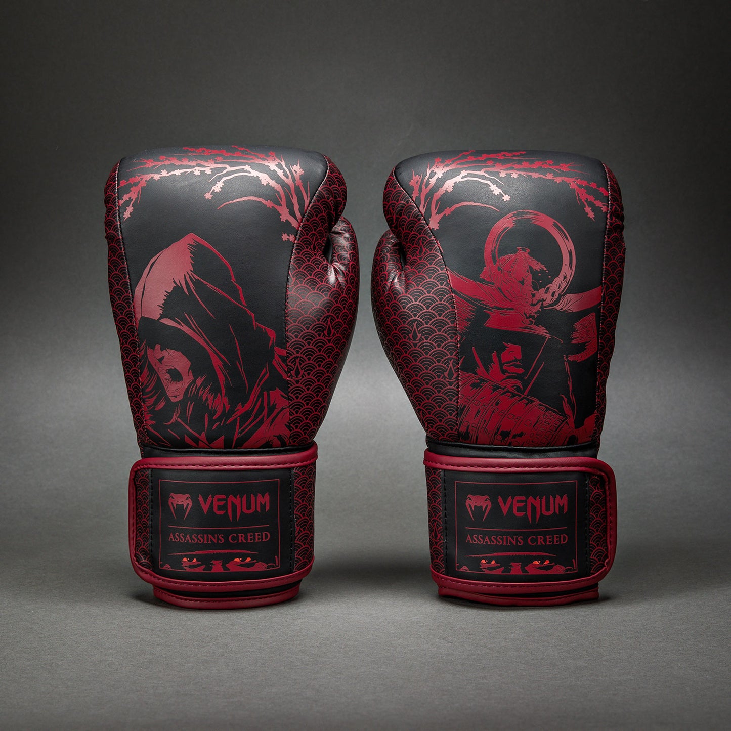 Venum x Assassin’s Creed Shadows Boxhandschuhe - Bordeauxrot/Schwarz