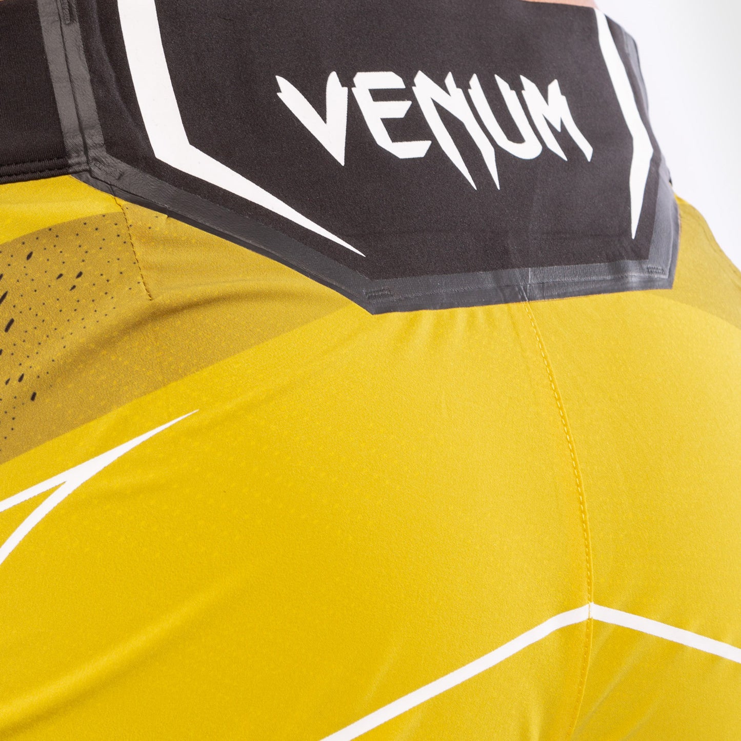 UFC Venum Authentic Fight Night Damen Shorts - Short Fit - Gelb