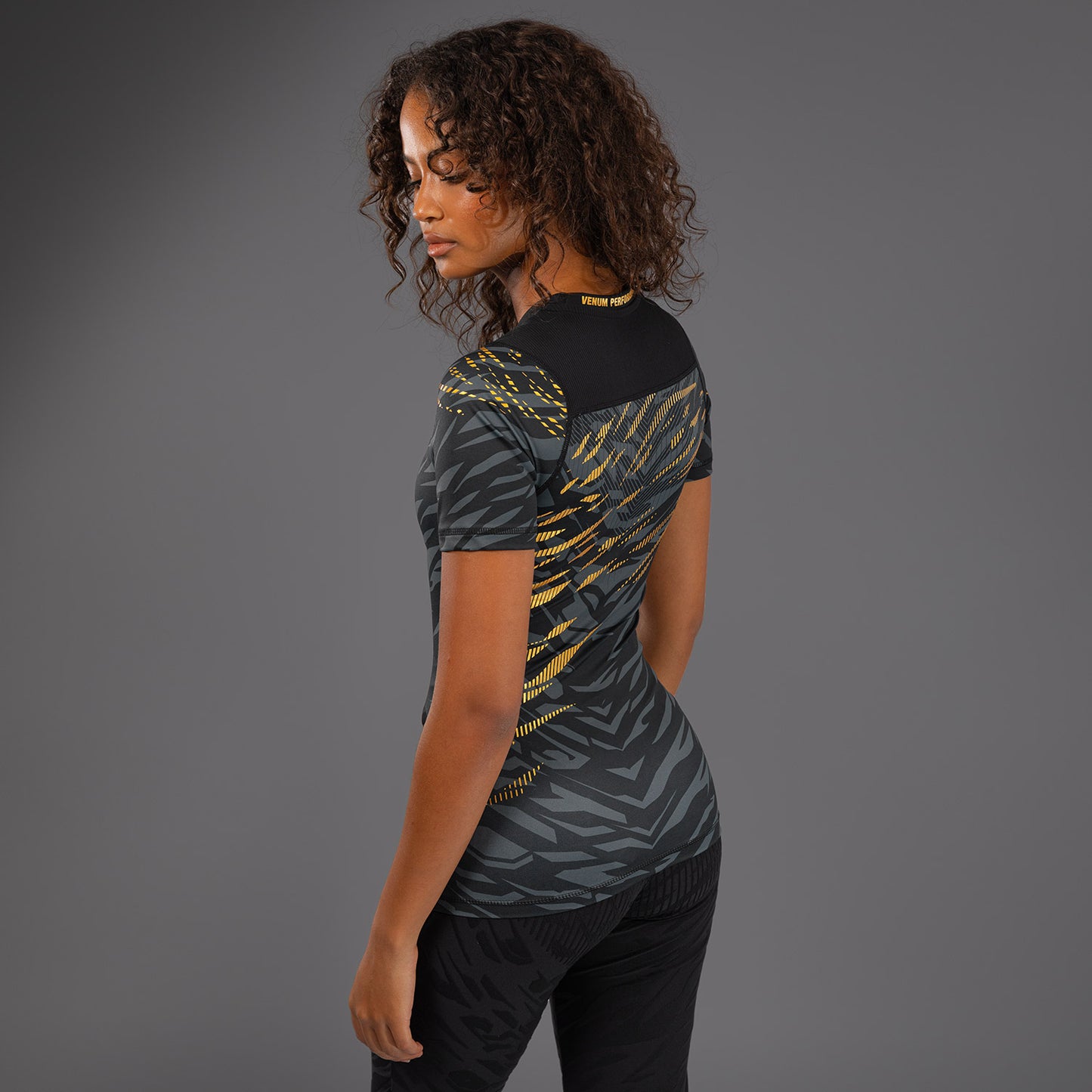 UFC Fusion by Venum Authentic Fight Night Damen Performance Kurzarm Rashguard - Champion