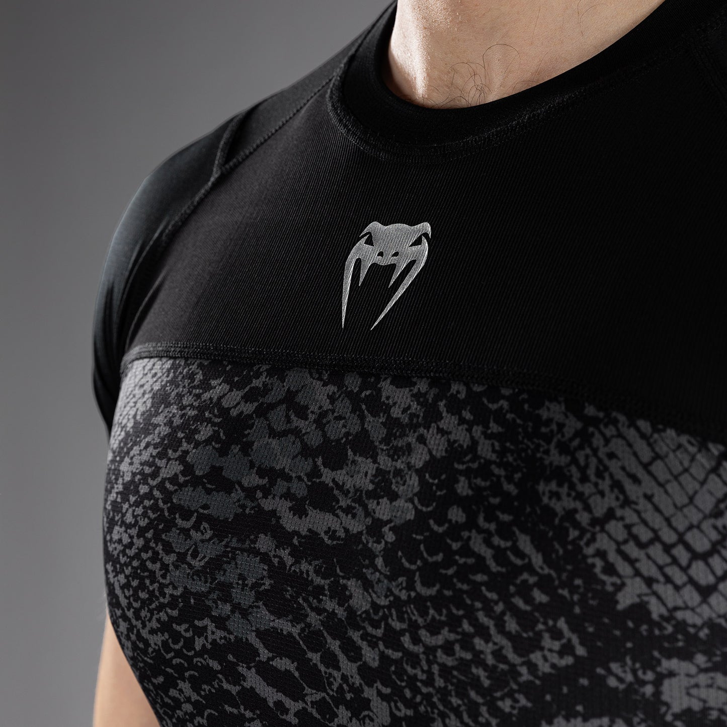 Venum G-Fit Scales Kurzarm Rashguard – Schwarz/Anthrazitgrau