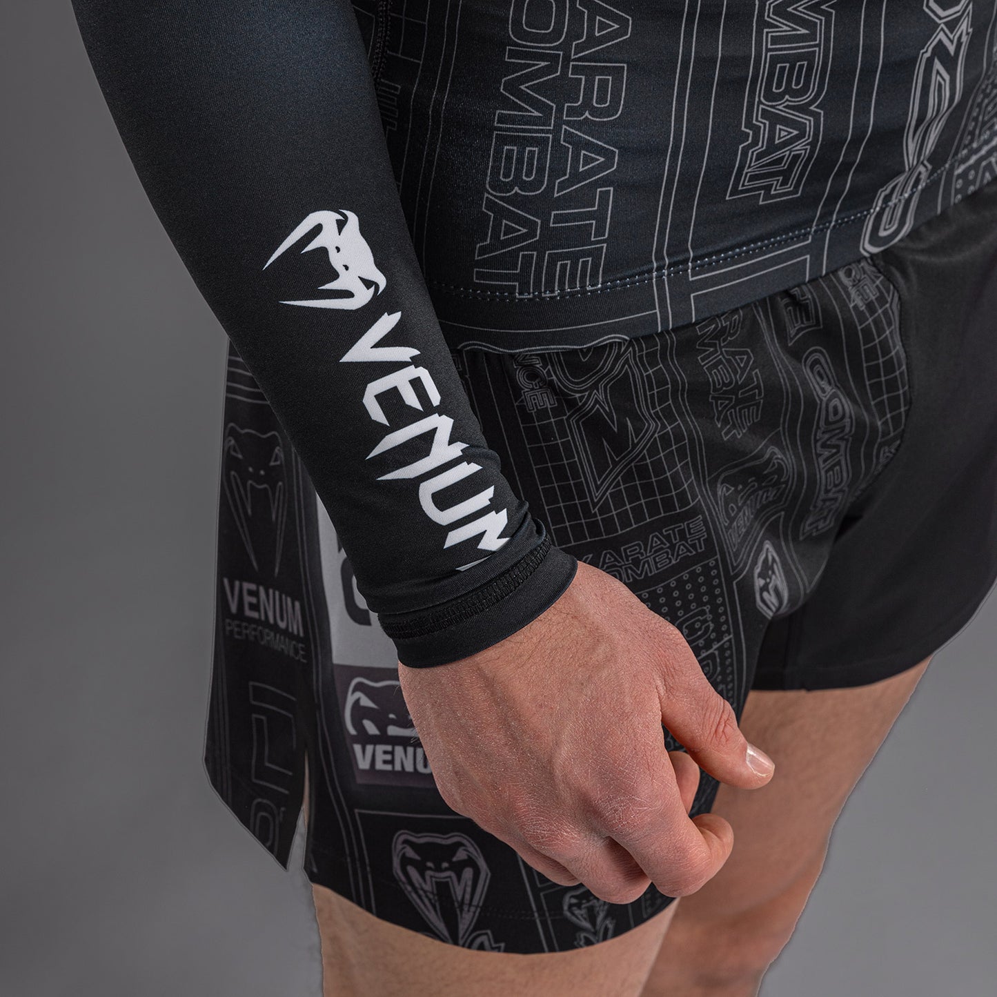 Karate Combat by Venum Langarm Rashguard – Schwarz/Grau