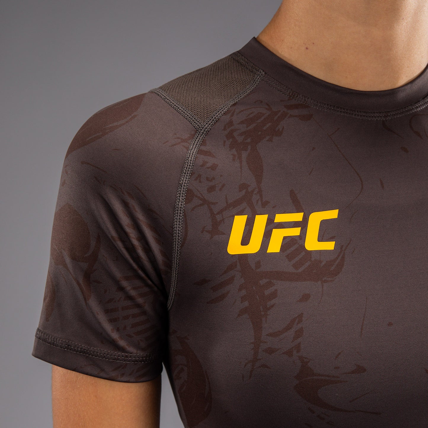 UFC Fusion by Venum Fight Week Damen Performance Kurzarm Rashguard - Solid Erdiges Braun