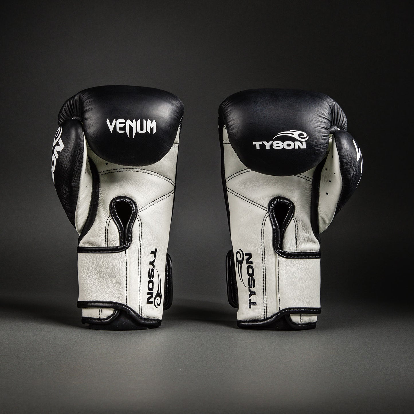 Venum Giant 2.0 Mike Tyson Pro Boxhandschuhe - Tiefschwarz/Optisch Weiß