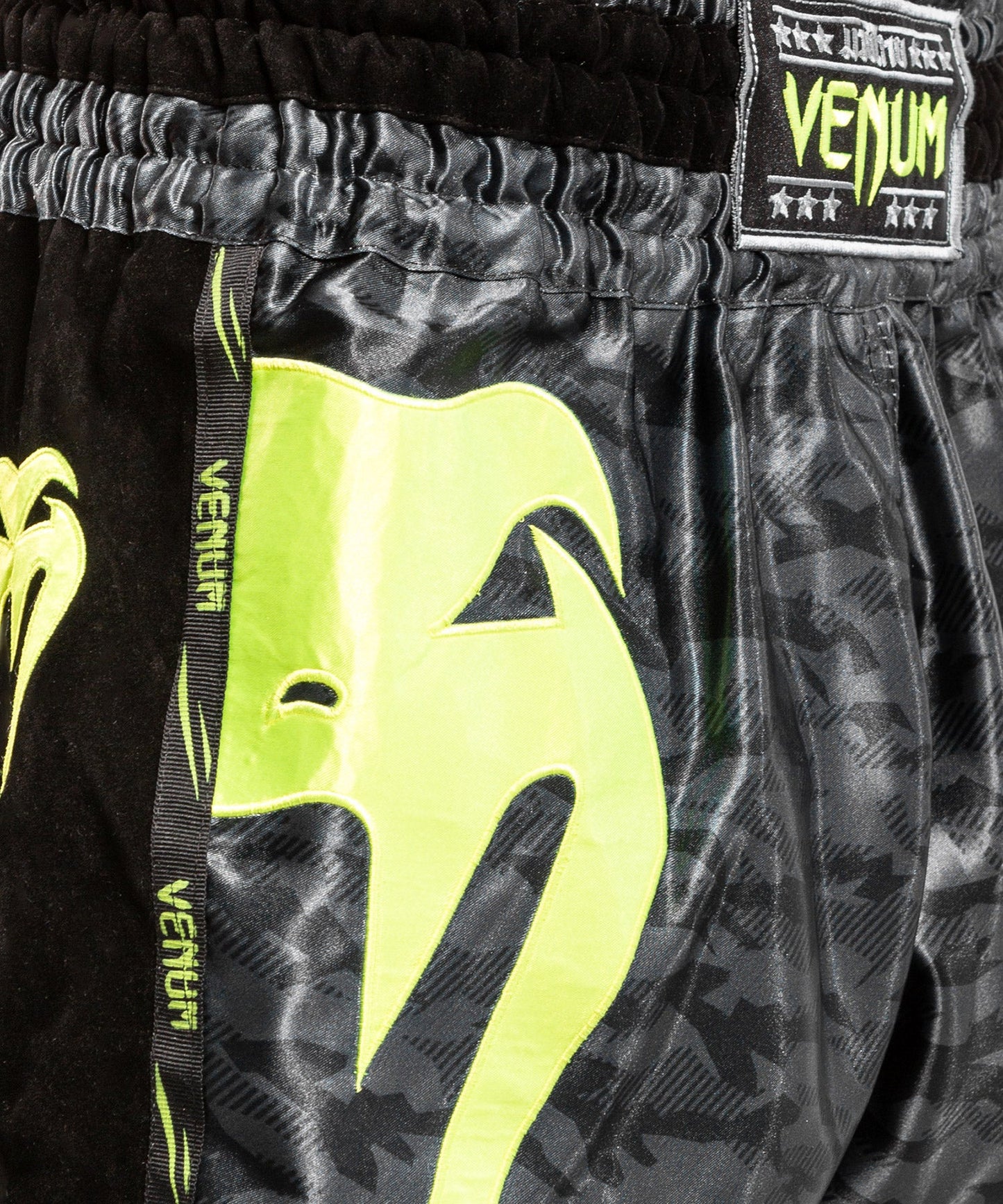 Muay Thai Shorts Venum Giant Camo - Schwarz/Gelb