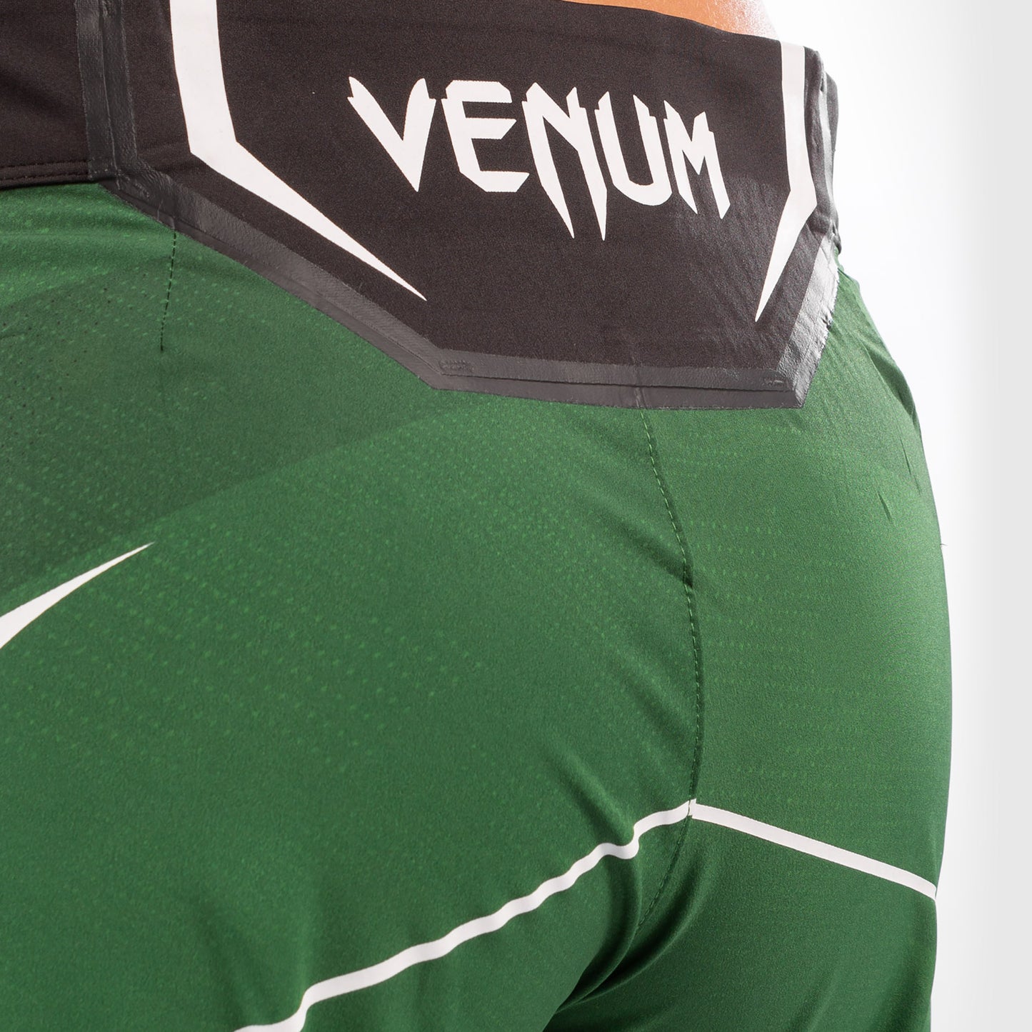 UFC Venum Authentic Fight Night Damen Shorts - Long Fit - Grün