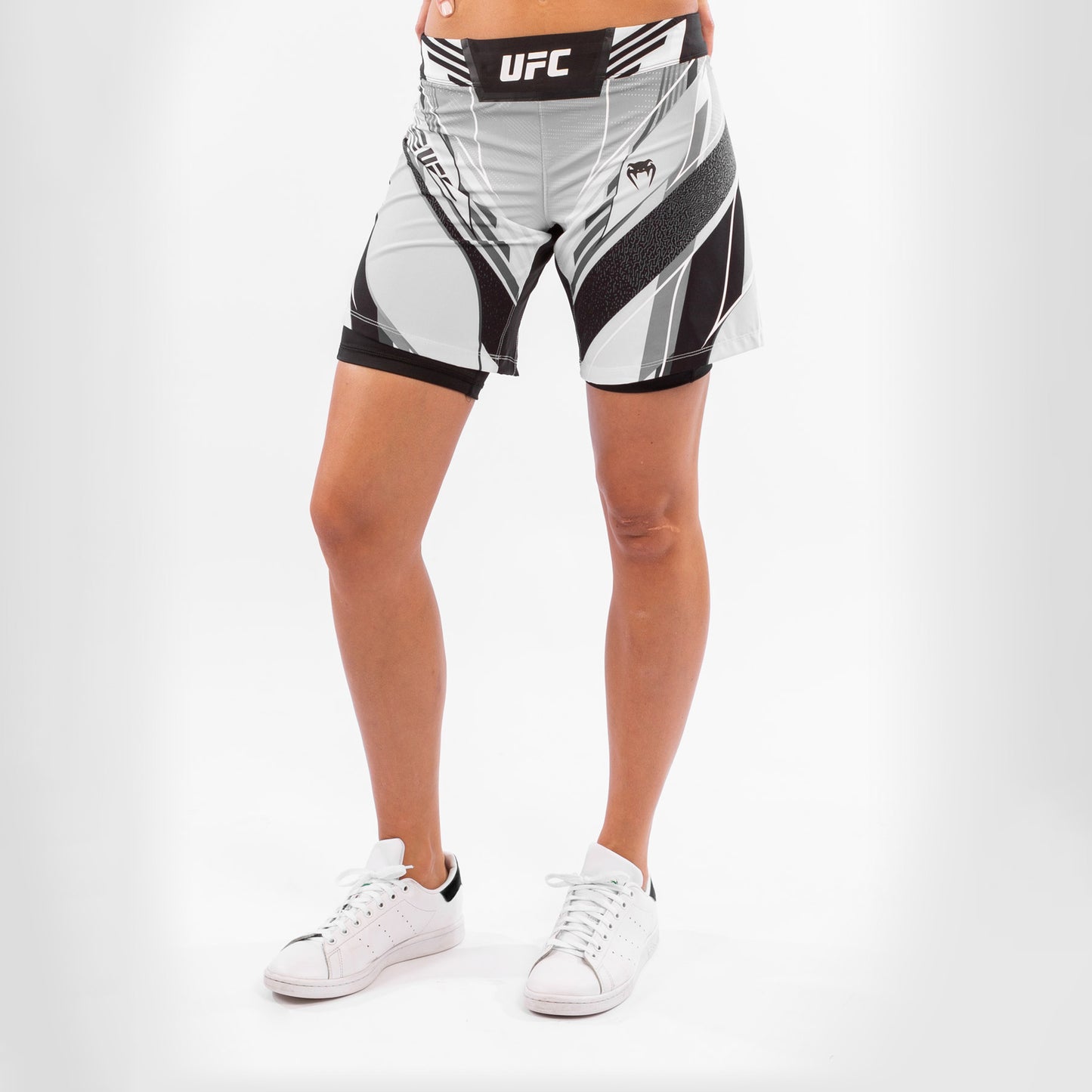 UFC Venum Authentic Fight Night Damen Shorts - Long Fit - Weiß