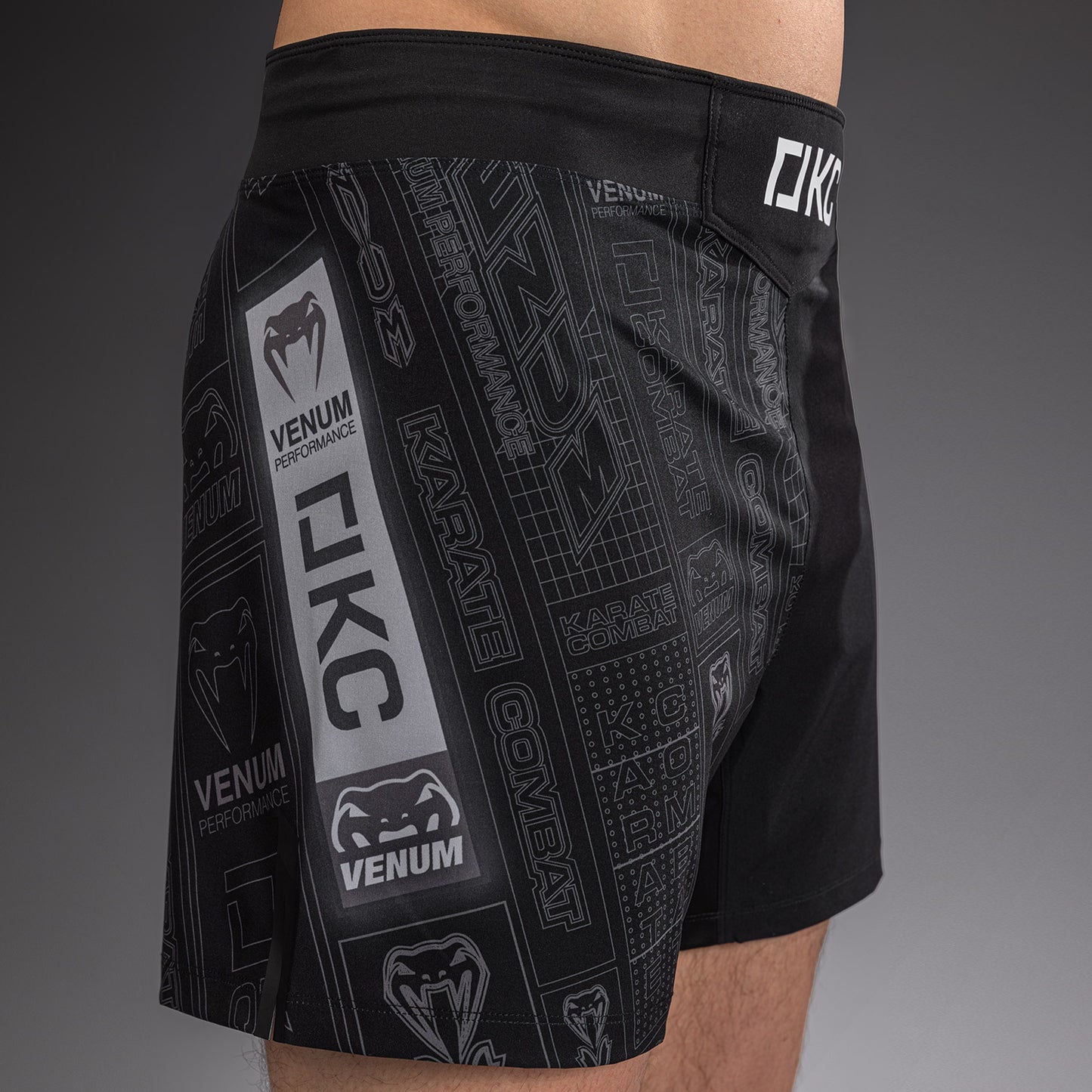 Karate Combat by Venum Fightshorts – Schwarz/Grau