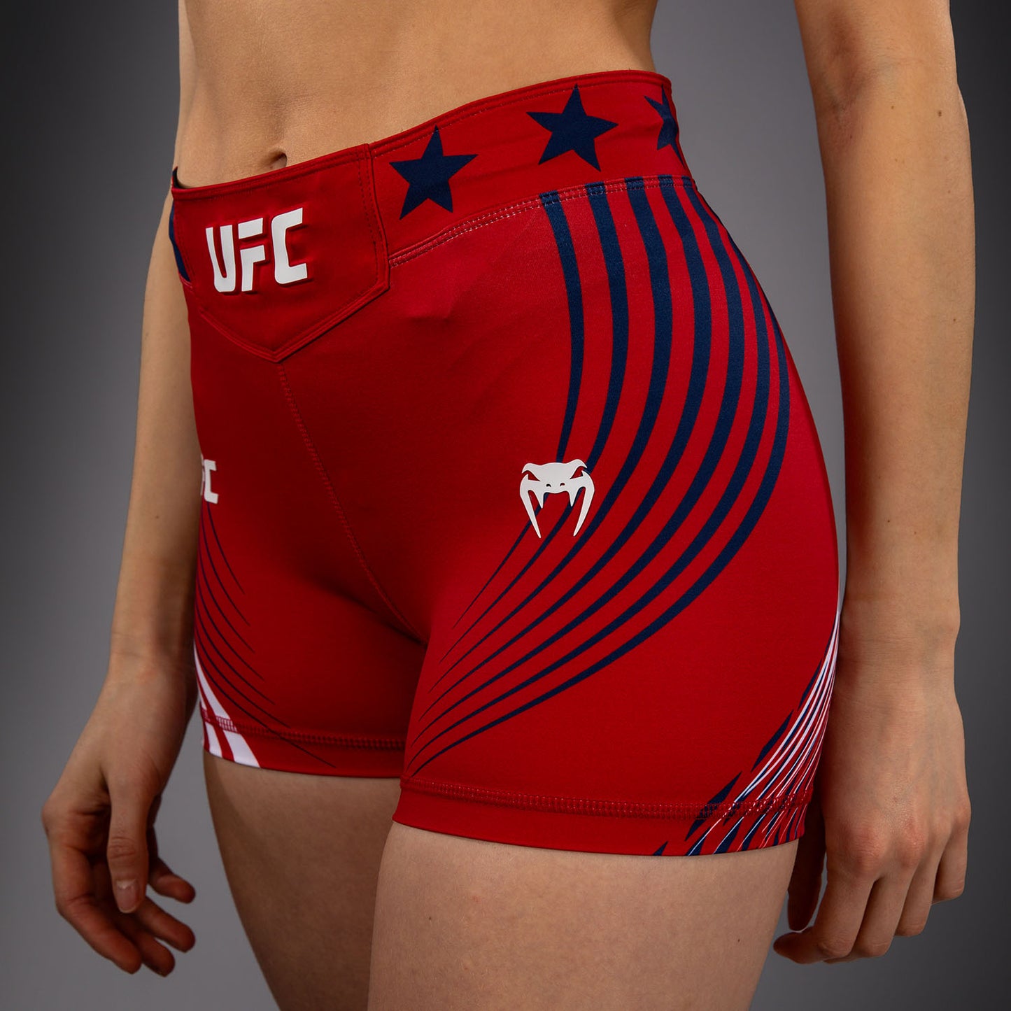 Official UFC Freedom 250 by Venum Authentic Vale Tudo Shorts im Short Fit für Damen - Rot