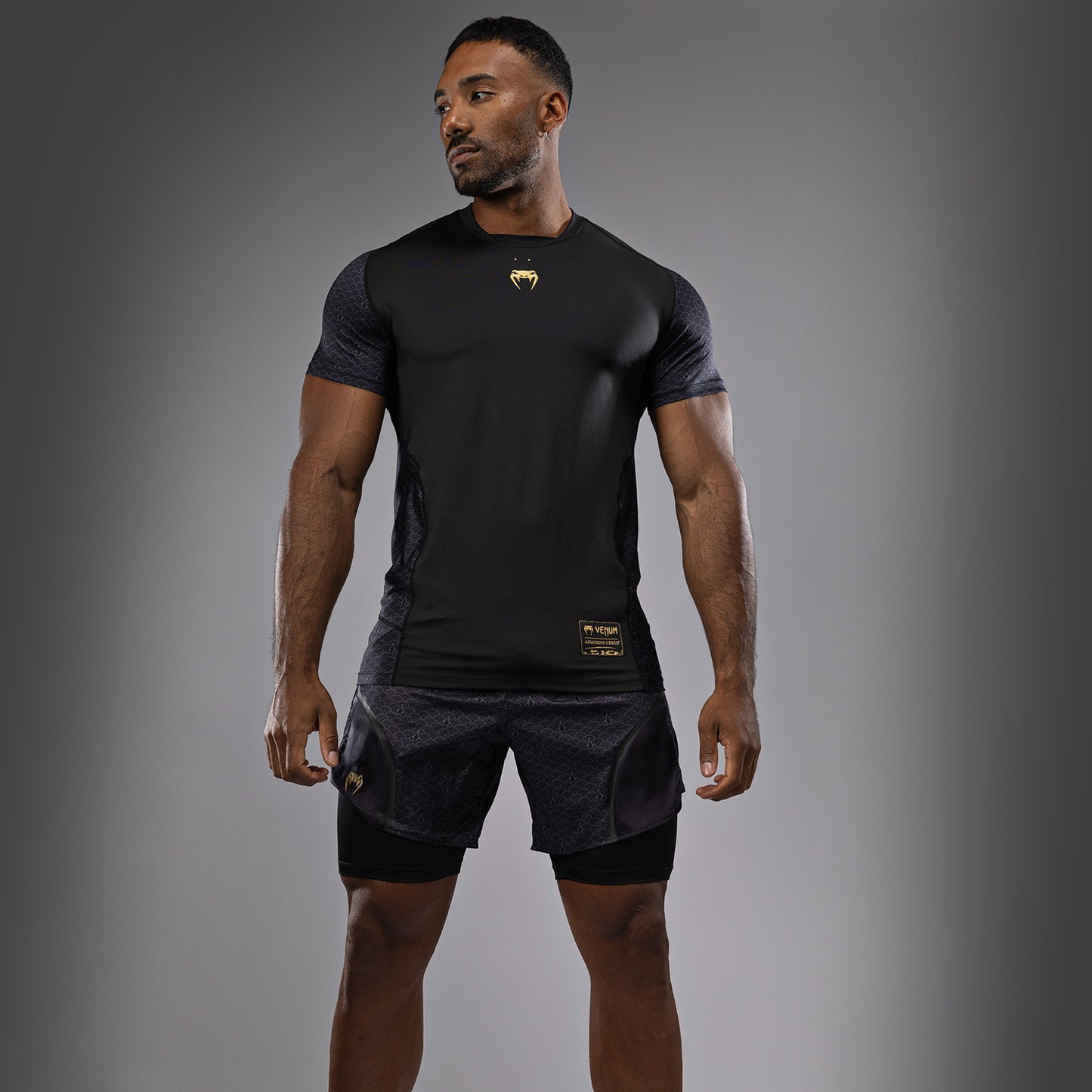 Venum x Assassin’s Creed Shadows Dry-Tech T-Shirt für Männer - Schwarz/Gold