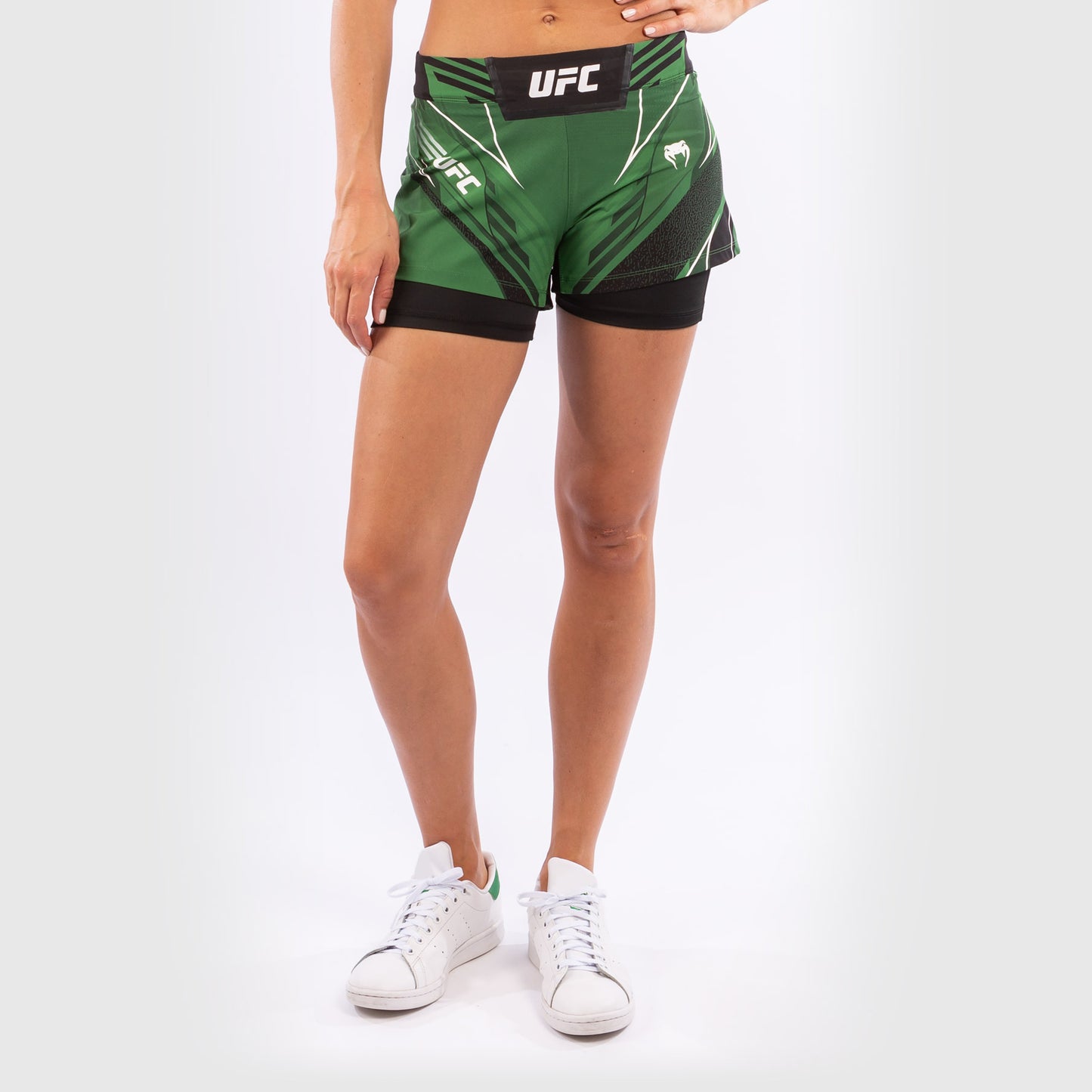 UFC Venum Authentic Fight Night Damen Shorts - Short Fit - Grün