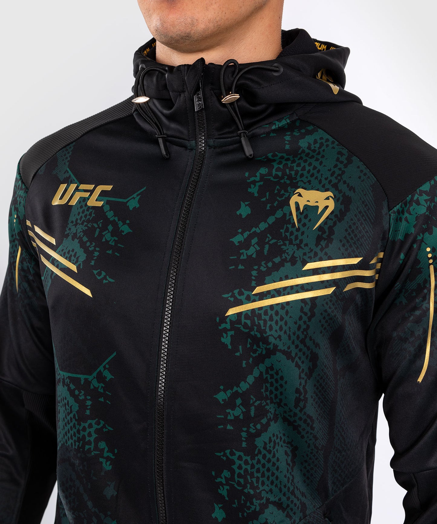 UFC Adrenaline by Venum Authentic Fight Night Walkout Hoodie für Männer - Emerald Edition - Grün/Schwarz/Gold