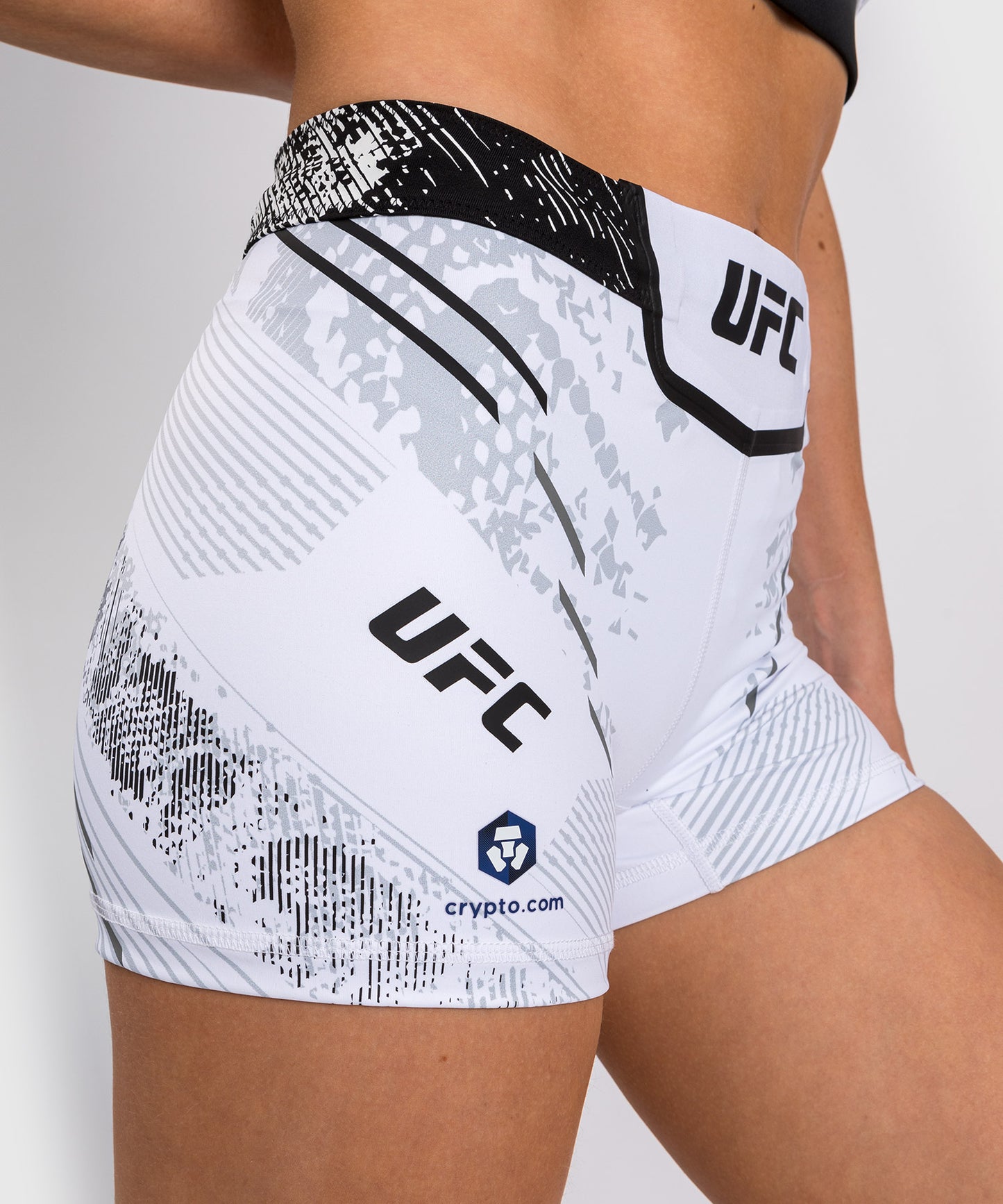UFC Adrenaline by Venum Authentic Fight Night Vale Tudo Short für Frauen - kurze Passform - weiß